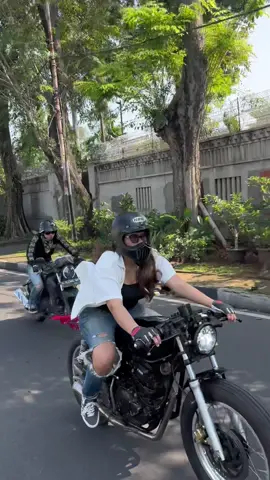 Nyalakan mesin, matikan ragu. Karena setiap kilometer adalah petualangan baru🔥 #ceganbikers #cegan #cewecustom #ceweganteng #cewekaciw #fyp #motorcustom #motorcustomindonesia #ceganbikersjakarta #kaciwww #custombobber 