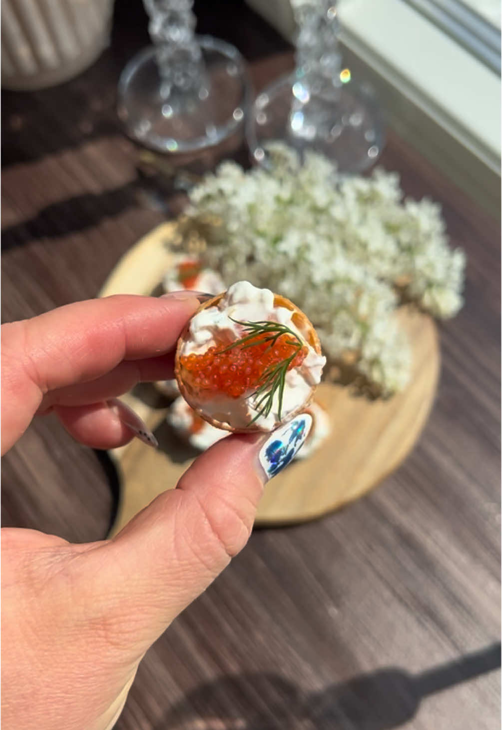 Krustader med en drömmig laxröra, spara detta härliga recept till midsommarbordet! 🌻🇸🇪   PS - laxröran är otrolig även till färskpotatis!  Du behöver: Krustader 1 dl creme fraiche, 32% Zest och saft från en halv citron 100-150 gram gravad lax 1 st hackad rödlök  Gräslök  Salt och citronpeppar 2 msk valfri typ av rom Dill till topping!  Gör såhär: Vispa creme fraîche med elvisp. Här är det viktigt att det är den med 32% så att du kan vispa den. Den kommer att bli lös i början men till slut sätter den sig och blir fast och fluffig. Hacka rödlök och gräslök. Skär den gravade laxen tunt. Fördela creme fraiche, rödlök, gräslök och lax i en skål. Pressa ur saft ur en halv citron och riv över zest med hjälp. Salta och peppra. Rör om. Fördela röran i krustader och toppa med valfri typ av rom och dill. 