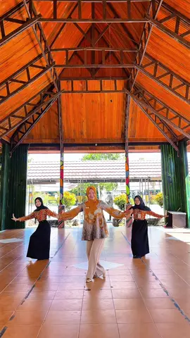 Background itu kembaliiii ❤️ #tari #menari #taritradisional #taritradisionalindonesia #stecu #stecustecu #tarimelayu #guru #gurutiktok #guruseni #gurusenibudaya #senitari #senitaritradisional #gurumenari #gurumuda #guruindonesia 