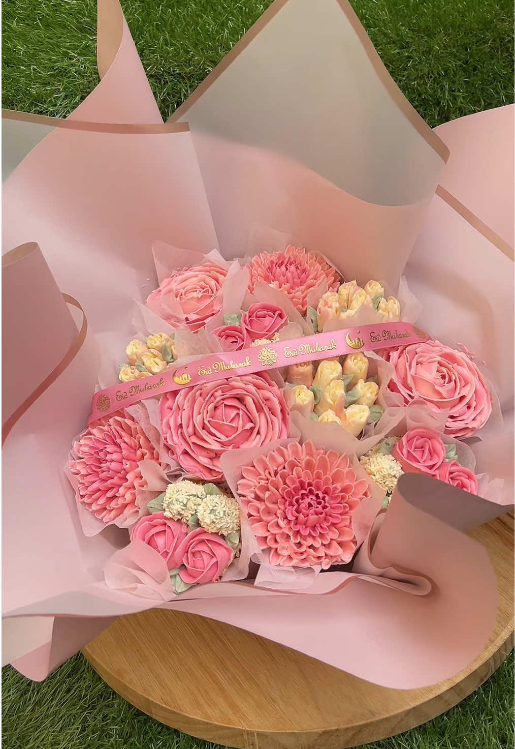 Transformez chaque fête en moment sucré avec nos bouquets de cupcakes personnalisés #cupcake #bouquet #flowers #bouquetdecupcakes #bouquetofflowers 