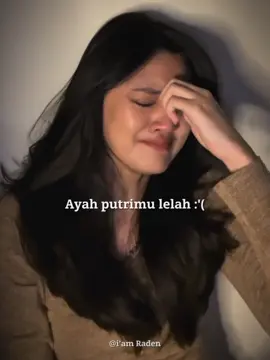 tempat ternyaman anak  perempuan adalah ayah nya #perasaanku #isihatiku #tangisan #cewek #rinduayah #lelah #xzybca #radenstory 