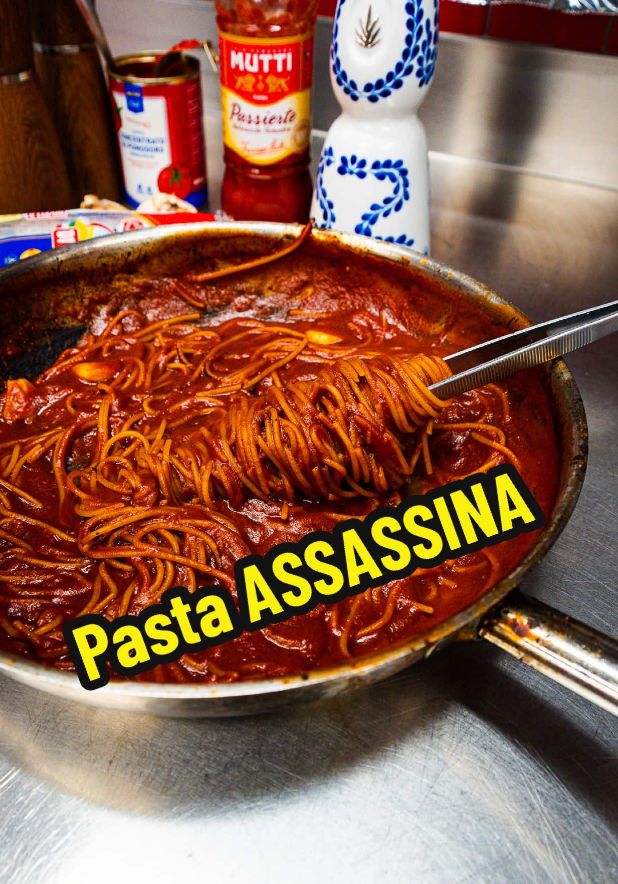 // SPAGHETTI ASSASSINA • 📍Baden-Baden; Germany Langestr.83 • Zutatenliste für 2 personen: • 400g Spaghetti • 2 EL Tomatenmark • Knoblauch  • Ricotta Salata  • Passata  • Salz und Pfeffer  • Meine Lieben diese Pasta sieht nicht nur super lecker aus sondern schmeckt Rapadaba du super lecker! • #badenbaden | #badenwürttemberg