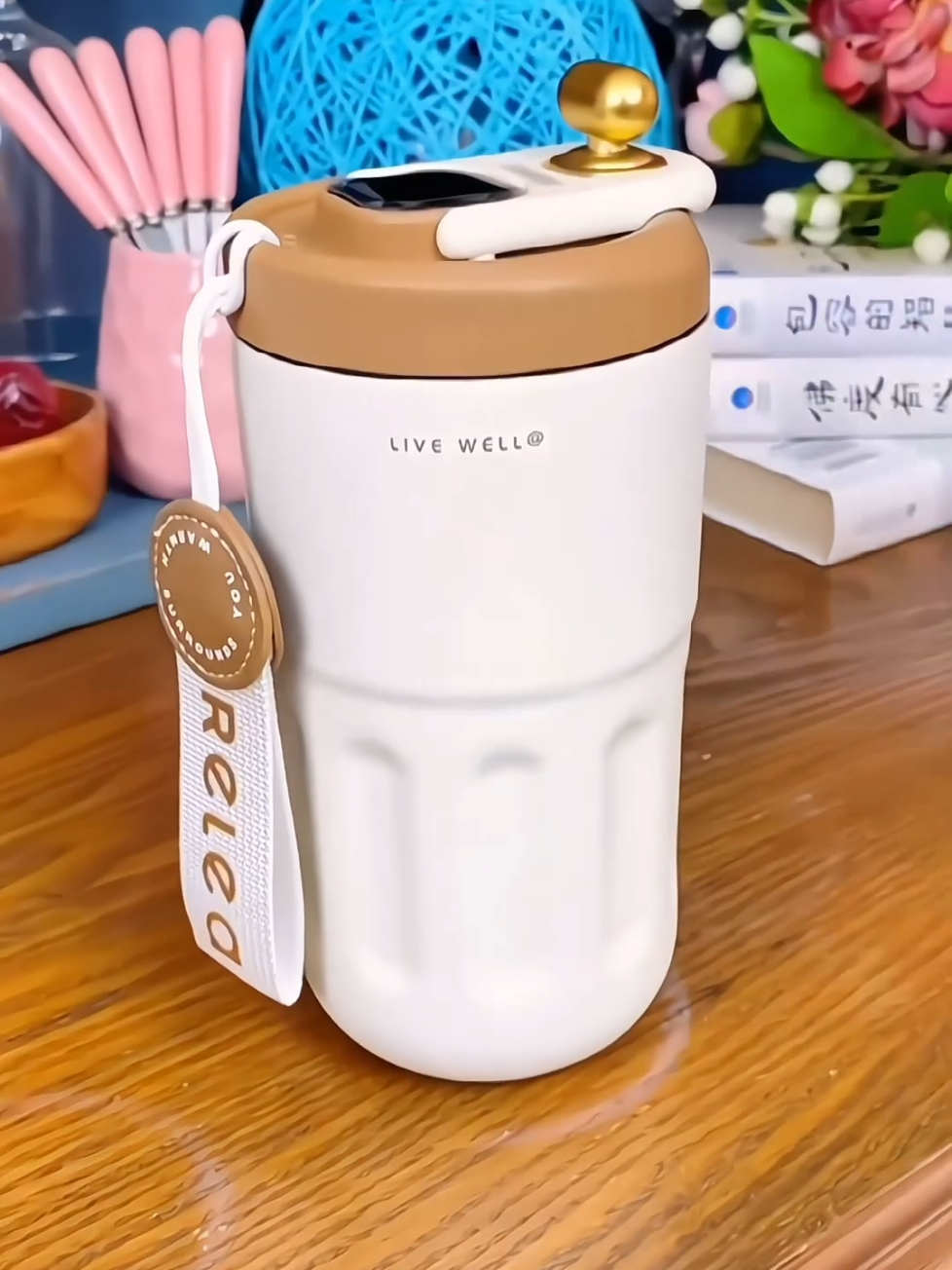 The thermos cup is very easy to use and comes in many colors and styles. Click on the yellow basket to buy. I have sold a lot of this. The price is very cheap and the quality is very good.#goothing #fyp #goodthing #dailynecessities #tiktokshop #cup #Home 