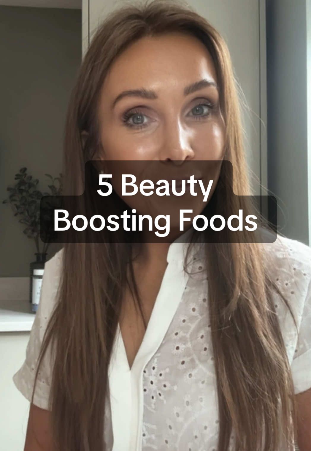 Glowy skin, stronger nails, shinier hair… it all starts in the kitchen. These 5 ingredients are beauty-boosting staples in my meals. Which one are you adding to your shop this week?👇 #BeautyFromWithin #GlowUpTips #BoneBrothBenefits #SkinFood #ChiaSeeds #HealthySkinJourney #EatForYourSkin #NourishToFlourish #CollagenRich #GlowNaturally