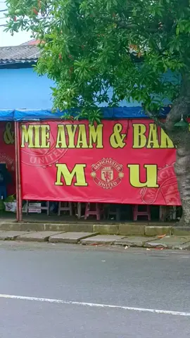 Se Komersil ini kah MU Jualan penyetan sudah ✅ Mie Ayam & Bakso ✅ Siomay Sudah✅ yang belum apa gengs?😁😁 mungkin ada tambahan bisa di Coment #ggmu #ggmu🔴 #setanmerah👹 #manunited #reddevils #memelucu #fyp #viral #rajaepl #tiktoknew 