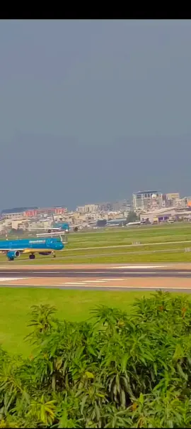Vietnam airlines airbus a350 cất cánh tại sân bay quốc tế Tân Sơn nhất #a350_900 #airbus #hangkhongvietnam✈️✈️ #airbusa350 #a350xwb #a350_900vietnamairlines #airbus #aviation 