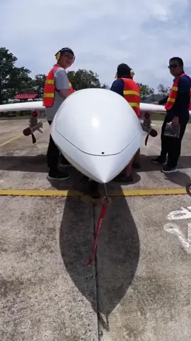 อากาศยานไร้คนขับ DP16 UAV จำนวน 2 ลูก พร้อมบินขึ้นไปที่ความเร็ว 130 กม./ชม. โดยมีเป้าหมายที่อยู่ห่างออกไป 2 กม. ในแนวระดับและจากระยะความสูงประมาณ 6,000 ฟุต หรือ 2 กม. จากระดับพื้น โดยระยะทำการของจรวดดังกล่าวนั้นสามารถพุ่งเข้าสู่เป้าหมายได้อย่างแม่นยำ ซึ่งใช้ระยะเวลาเข้าสู่เป้าหมายอยู่ที่ 25 วินาที #thailan🇹🇭 #dp16 #drone #uav #fouryou #fypシ 