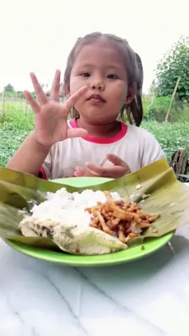 pengen nambah tapi takut di marahin 🤣 #lagiviral #mukbanganak #fyp #trending #foryou #viral #foryoupage #fyppppppppppppppppppppppp #ulel #mukbang #mukbangkampung 