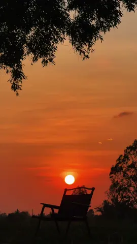 Năm dài tháng rộng như vậy, ai không có dăm ba ngày buồn. Đường trần dài như vậy, ai không có vài bước chân sai. #noibuonvobien 