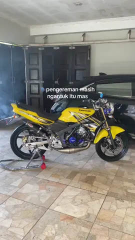 info rek, pengereman nissin atau brembo wenak mana supaya berhentinya gak senin kamis🙌🏻🙃 #ninjass #ninjar #kawasakininja #ninja2tak #twostroke #twostrokepower #ninja2stroke #twostrokepriangan #twostrokeciwidey #ninjasskuning #ninjassmerah #xyz #fyp #foryou #ninjarr 