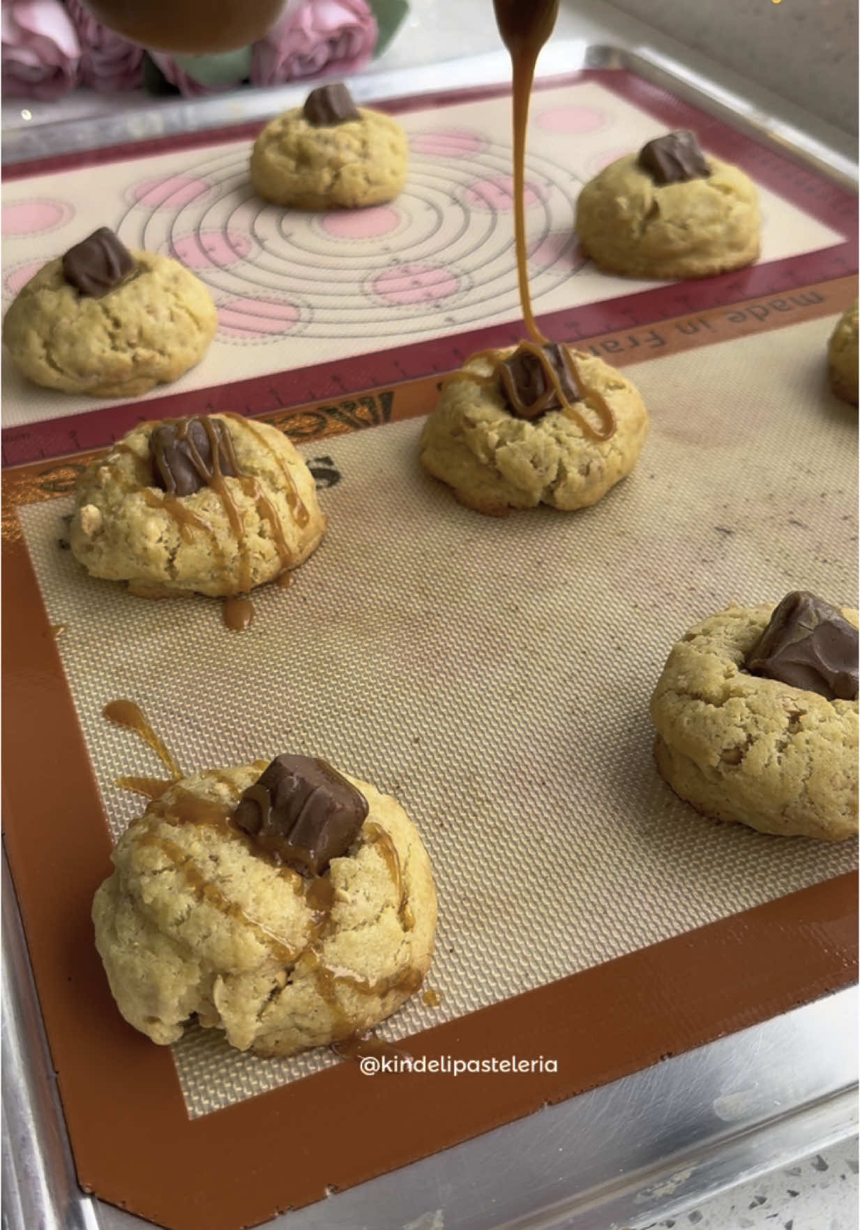 🍪✨Aprende hacer galletas de Snickers Receta fácil y deliciosa con ingredientes simples y pasos rápidos, no olvides guardar y compartir  Harina 300 gr Mantequilla 200 gr Azúcar rubia 100 gr Azúcar blanca 100 gr 2 huevos Polvo de hornear 5 gr Mezclar bien la mantequilla con el azúcar agregar los huevos mezclar, tamizar harina y polvo de hornear, agregar a la mezcla intregar y agregar 200 gramos de maní picado, formar bolas de 100 gramos aproximadamente llevar a refrigerar por una hora y luego horneamos a 180 grados centígrados por 12 minutos  Y listo a disfrutar 