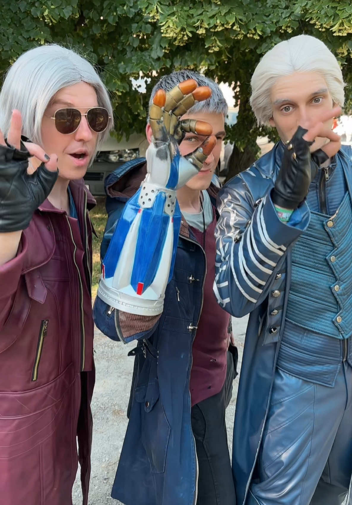 You‘re melting, but you‘re still having fun @Shadowcold @Clever_ TriX  #devilmaycry #dmc #cosplay #cosplayer #dante #dantecosplay #nero #nerocosplay #dmc5 #deviltrigger #vergil #vergilcosplay #convention #hanamicon 