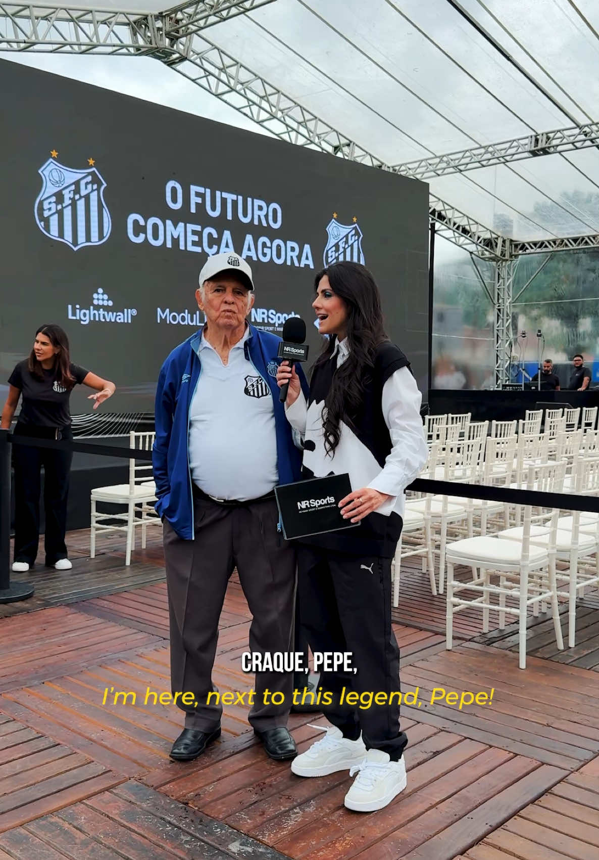 @natguareschi entrevistou o lendário “Canhão da Vila”, Pepe, que teve seu nome eternizado neste novo CT Rei Pelé! Vem ver o que essa lenda disse! ⚽️💣 . Nat Guareschi interviewed the legendary “Canhão da Vila”, Pepe, who had his name eternalized at this new CT Rei Pelé! Come watch what this legend said! ⚽️💣