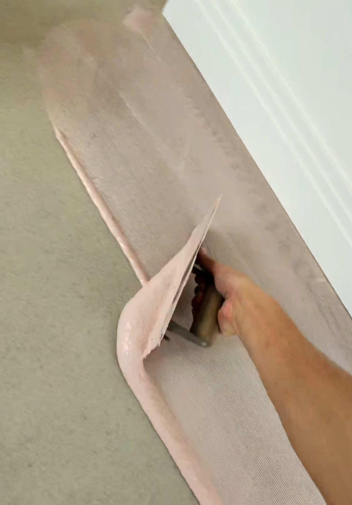 Nothing better than glueing up a flat floor 👌 #oddlysatisfying #satisfying #flooring #pov #glue #vinyltile #tradie #floorcovering 