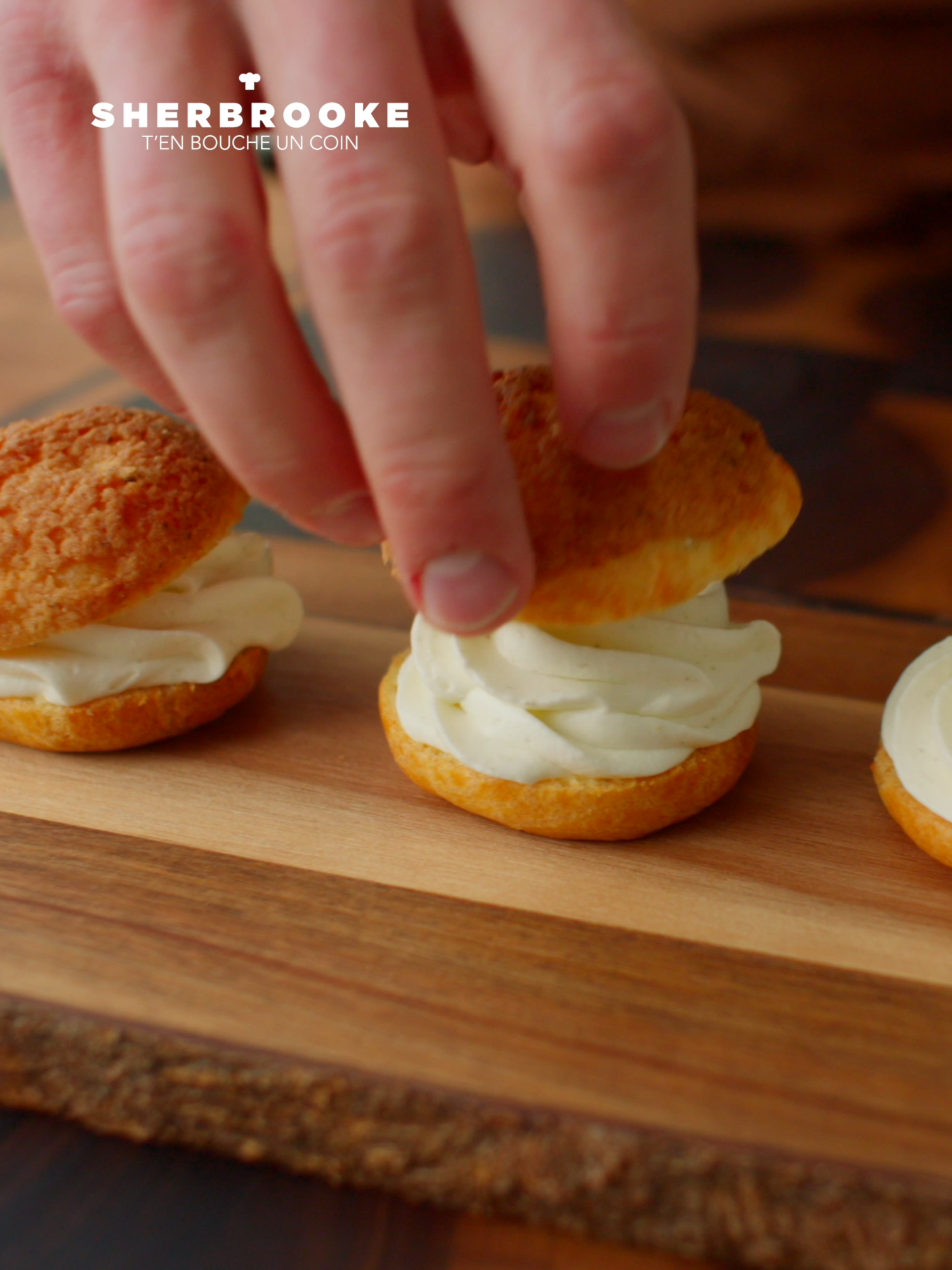 Envie d'un bon dessert léger aux saveurs boréales? Les détails de la recette sont sur le site du @stebuc_ Vous pouvez vous procurer l'essence de mélilot et le sapin chez @herbesorford1 Une autre création réalisée dans le plus bel espace possible, ma cuisine Kalla Cuisines & Design ! 😍