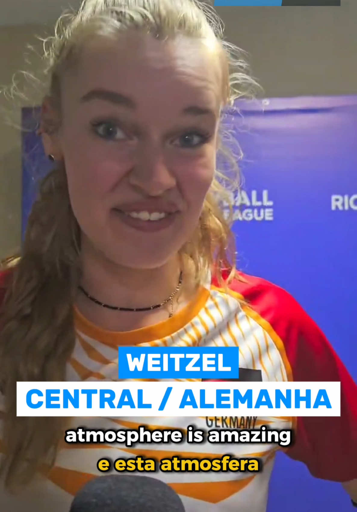 🇩🇪 WEITZEL PASSOU PELO BASTICAST! Após a vitória da Alemanha sobre a República Tcheca, a central Weitzel falou sobre como é jogar no Rio e se encantou com a energia da torcida brasileira! A central também comentou sobre a expectativa para a próxima fase da VNL, que será disputada na Sérvia. 👀🔥 🎙️ Direto dos bastidores da VNL Feminina, só no Basticast! #basticast #vnl #vnl2025 #volei #voleibol #fyp 