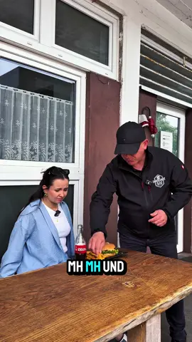 Kellner sollte den Burger erklären – hatte aber selbst zu viel Bock drauf… ein Biss, ein Pommes-Klau später: Mission gescheitert 🍔😅 👉 Wer Burger liebt, folgt da, wo’s riecht wie frisch vom Grill: @burgerschmied.official #Burgerschmied#EssenMitLiebe#BurgerLover#BurgerContent#GastroLiebe