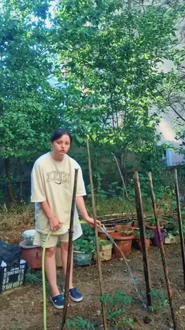 İnsan doğduğu anda bir kimlik giydirilir ona; adı, cinsiyeti, inancı, beklentisi… Henüz yürümeyi bile bilmeden hangi yolda yürümesi gerektiği öğretilir. Toplum, görünmeyen bir kalemle sınırlar çizer zihnine, 
