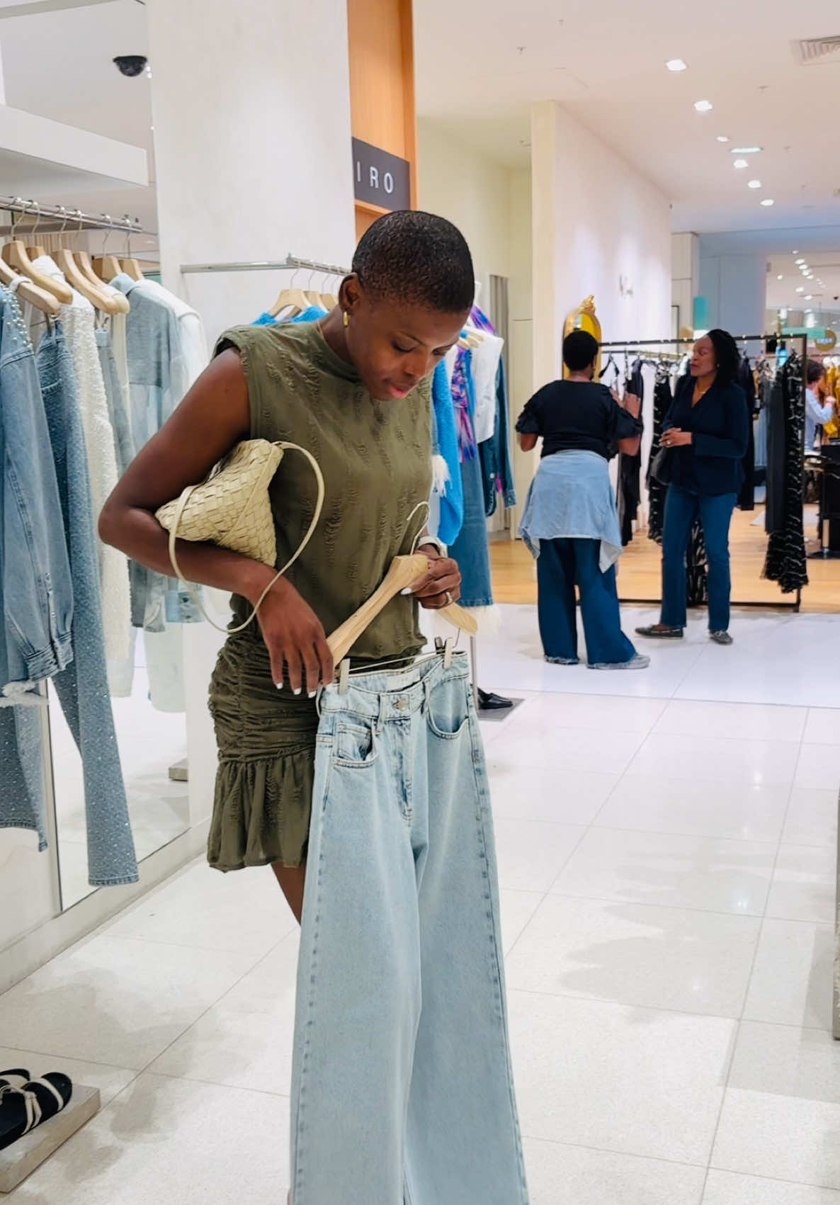 Le seul médicament dont j’ai besoin : une carte bancaire et du style 💳👠#symonebeli #outfitoftheday #viral #242congobrazzaville🇨🇬🇨🇬🇨🇬🇨🇬 #brazavillecongo🇨🇬 #outfit #cogolaise🇨🇩🇨🇬 