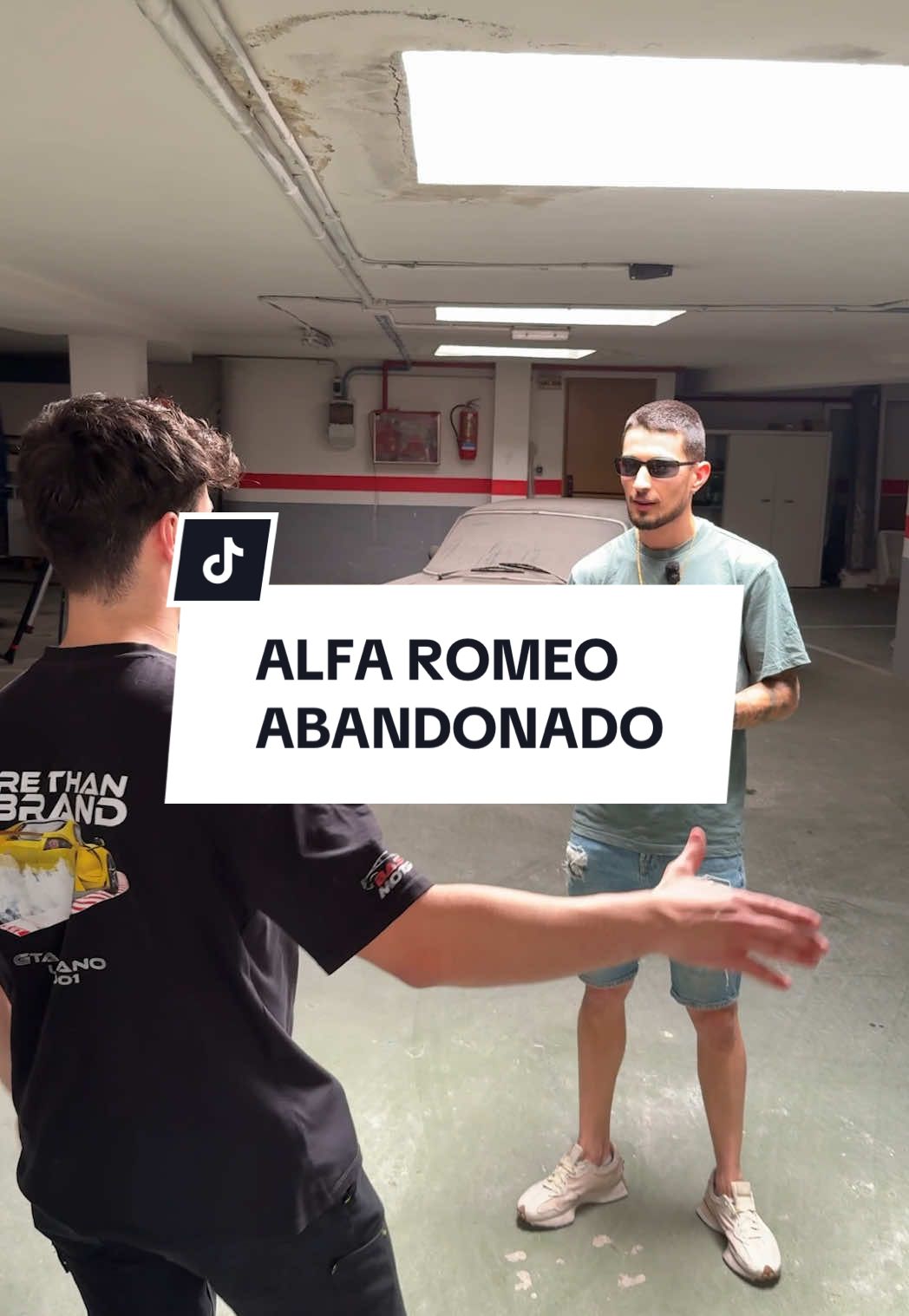 Este Italiano lleva abandonado + de 30 años en este garaje... 😱 Vamos a ver si lo podemos recuperar! 🤔 #coche #abandonado 
