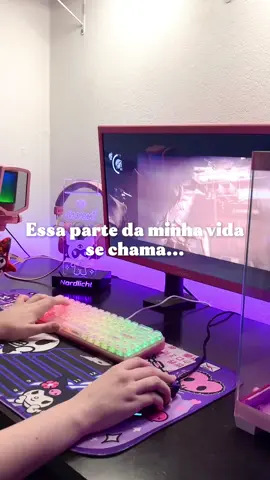 Minha mesa sempre está uma bagunça 🤡 . . . #terror #theevilwithin #gametime #gamegirl #horror #gameroom #deskispo #pinksetup #desksetup #setupinspiration #cozygames #cozygamingsetup #aesthetic #aesthetics #ａｅｓｔｈｅｔｉｃ #pink #kuromicore #kuromi