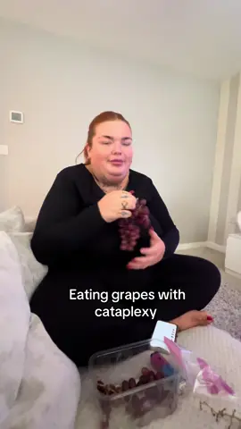 Eating grapes with cataplexy goes a lil like this. #fy #fyp #cataplexy #cataplexyattack #funny #grapes 