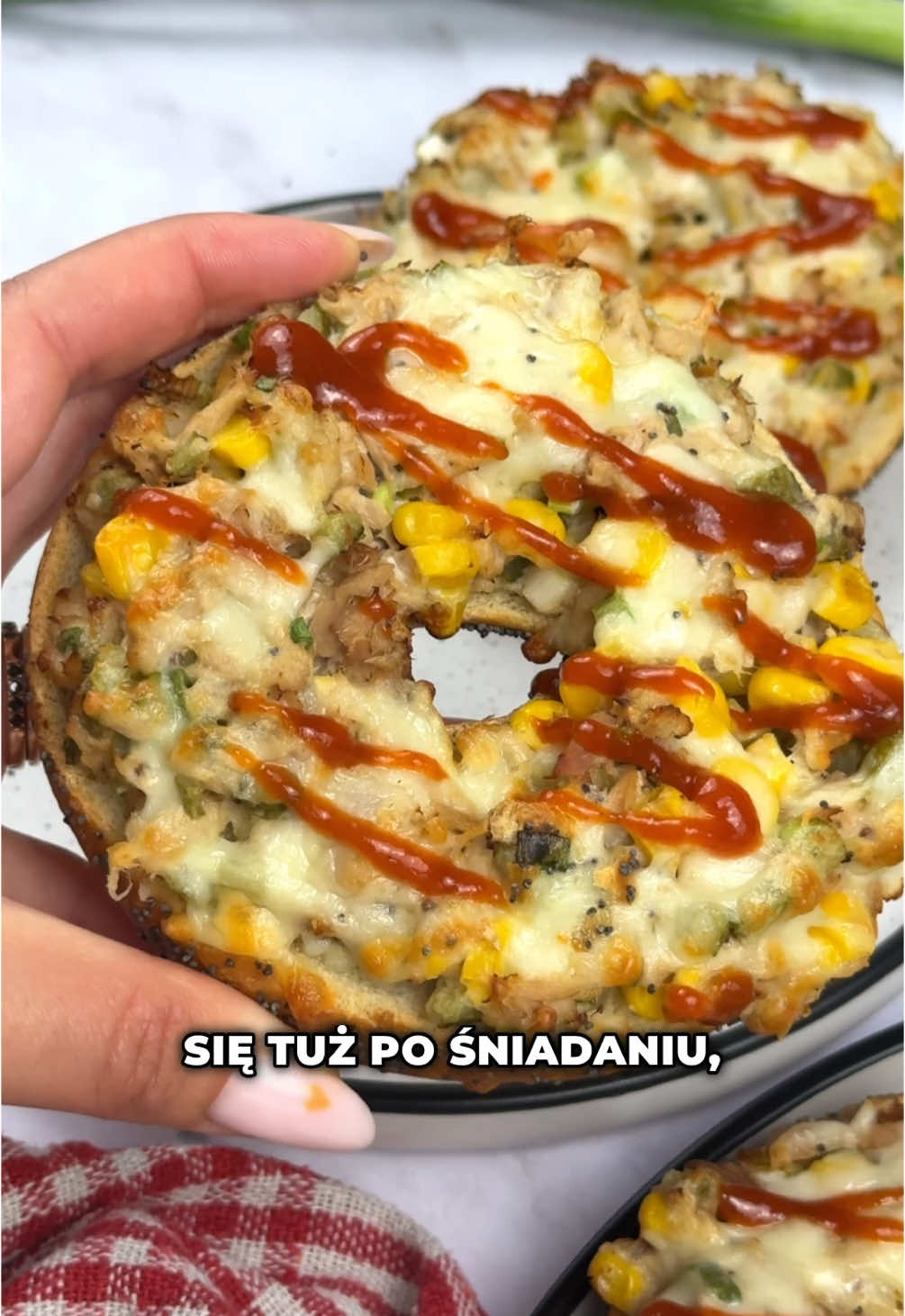 Bajgle z airfryera z tuńczykiem, kukurydzą i mozzarellą 🥰 Bajgle (2 sztuki): •2 bajgle •120g tuńczyka w sosie własnym •80g kukurydzy •2-3 ogórki konserwowe •szczypiorek z cebulką •1 łyżka jogurtu naturalnego •1 łyżka majonezu •1 łyżeczka musztardy •80g mozzarelli  1️⃣ Kukurydzę i tuńczyka odsączamy z wody. 2️⃣ Szczypiorek, ogórek drobno kroimy. 3️⃣ Kukurydzę, tuńczyka, szczypiorek, ogórek i 40g mozzarelli mieszamy z jogurtem, majonezem i musztardą.  4️⃣ Doprawiamy szczyptą soli i pieprzu. 5️⃣ Nakładamy farsz na przekrojone bajgle. Posypujemy resztą mozzarelli. 6️⃣ Zapiekamy 6 minut w 200 stopniach w airfryerze. ❗️1 cały bajgiel: 582 kcal B:36g T:22g W:47g #przepis #bajgiel #tuna #tuńczyk #furajedzenia 