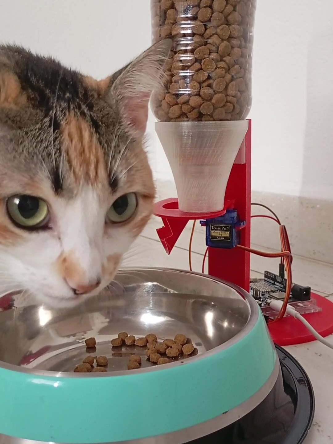 🐶 Alimentador pet automático com Arduino e impressão 3D! Criamos esse projeto simples, mas super funcional, usando uma garrafa PET, peças impressas em 3D, um servo motor e o Arduino UNO R4 WiFi. No vídeo, você acompanha o processo completo: do fatiamento à montagem final. Tudo rapidinho, só pra mostrar o que dá pra fazer com criatividade e tecnologia! 🚀 Quer ver mais projetos como esse? Comenta aí! 👇 #Arduino #MakerHero #Impressao3D #ProjetoMaker #DIY #maker #arduinoproject #alimentadorgatos