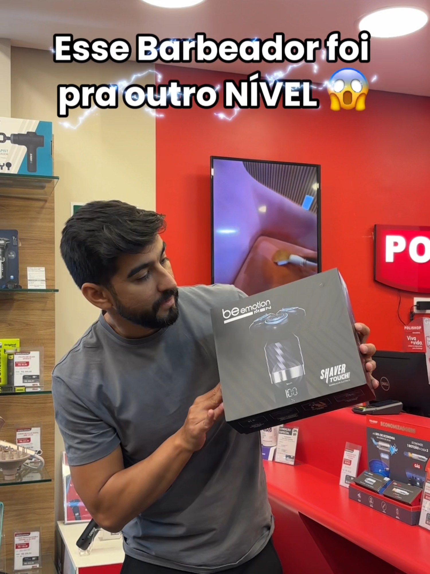 Aposto que o seu namorado se corta TODA vez que faz a barba, né? 👀   Chegou a hora de dar um upgrade nesse ritual! Com o Shaver Touch be emotion MEN, o barbear fica mais rápido, suave e sem irritações.  💧Resistente à água  🖐️ Controle touch 360°  🔋 Display digital + 1h de autonomia  🧳 Cabe na mala e vai com ele pra qualquer lugar Barbear impecável, sem cortes e sem drama. Garanta o seu Shaver Touch pelo site, APP ou na loja mais próxima e aproveite 15% OFF no PIX! 🛒💸 🛒 Exclusivo Polishop!