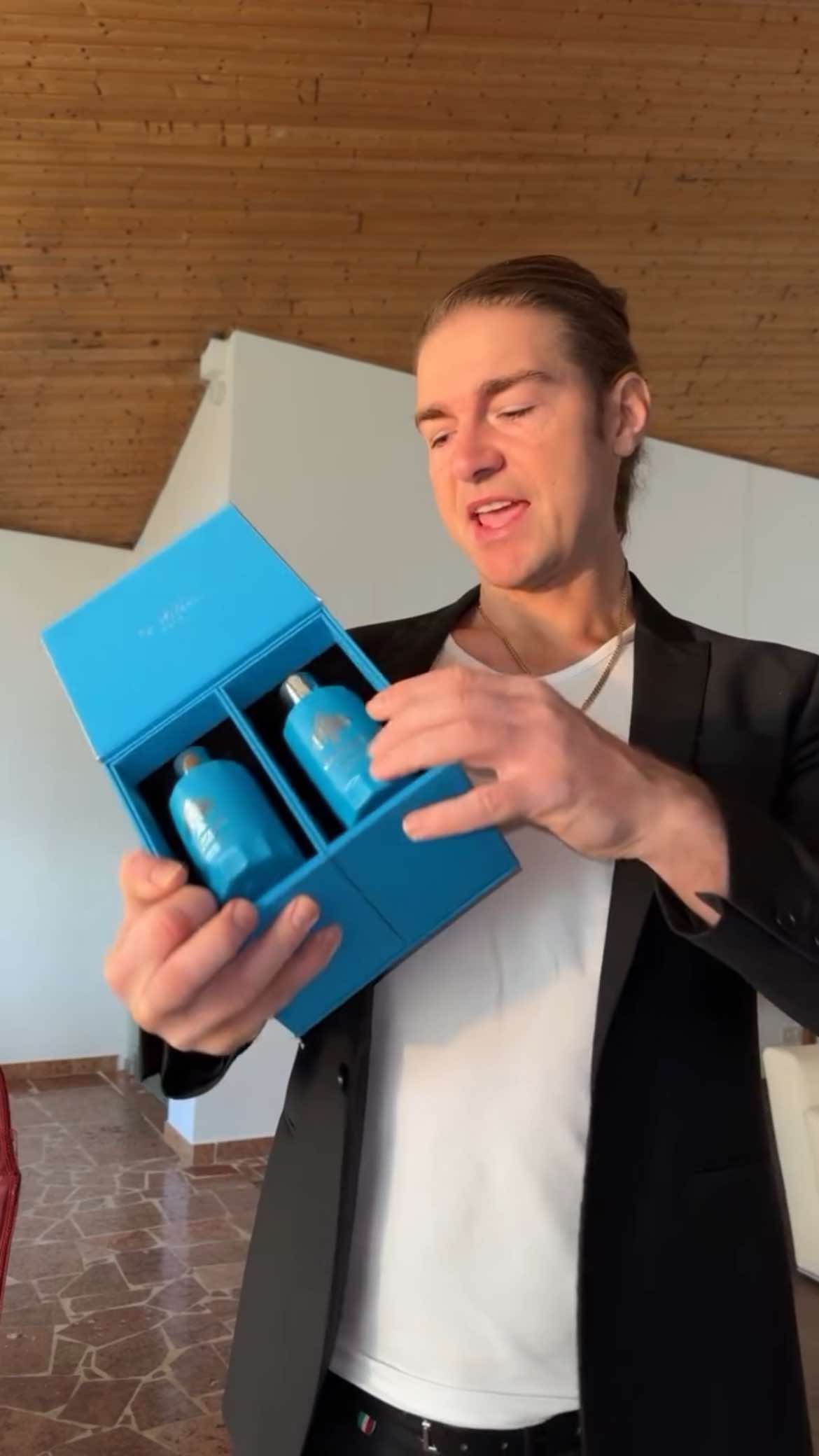 @Jeremy Fragrance called Full House fresh and sexy😁🤌🏼 What’s your take on it—do you agree with him?😏♠️ #jomilano #jomilanoparis #gameofspades #jeremyfragrance #fullhouse #favorite #thebest #brand #luxury #fragrance #perfectfragrance #style #element #aroma 