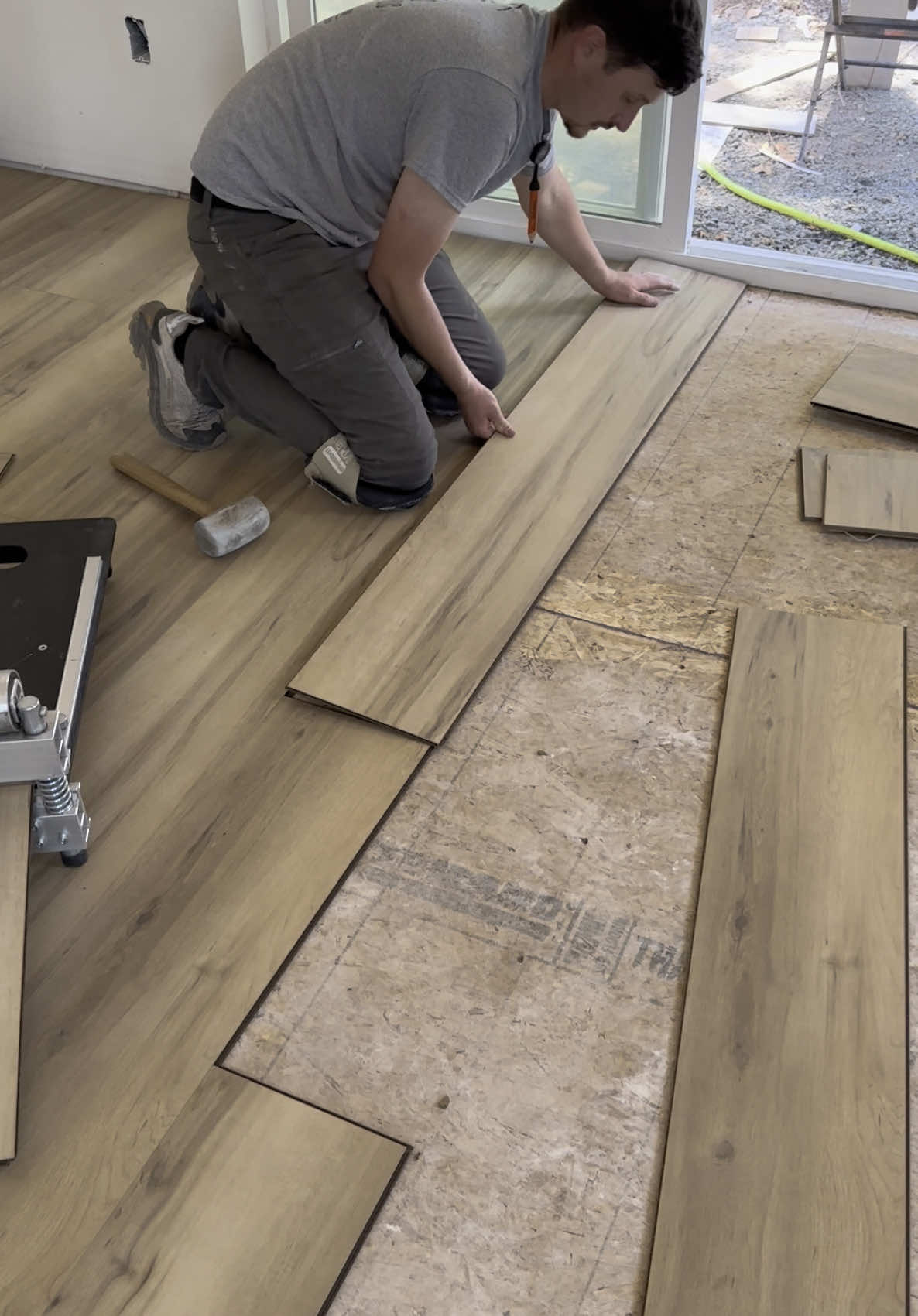 Laminate install #satisfyingvideo #asmr #fyp #trending #viralvideo #DIY #flooring #hardwood #lvp #lvt #laminate #vinyl #vinyl 