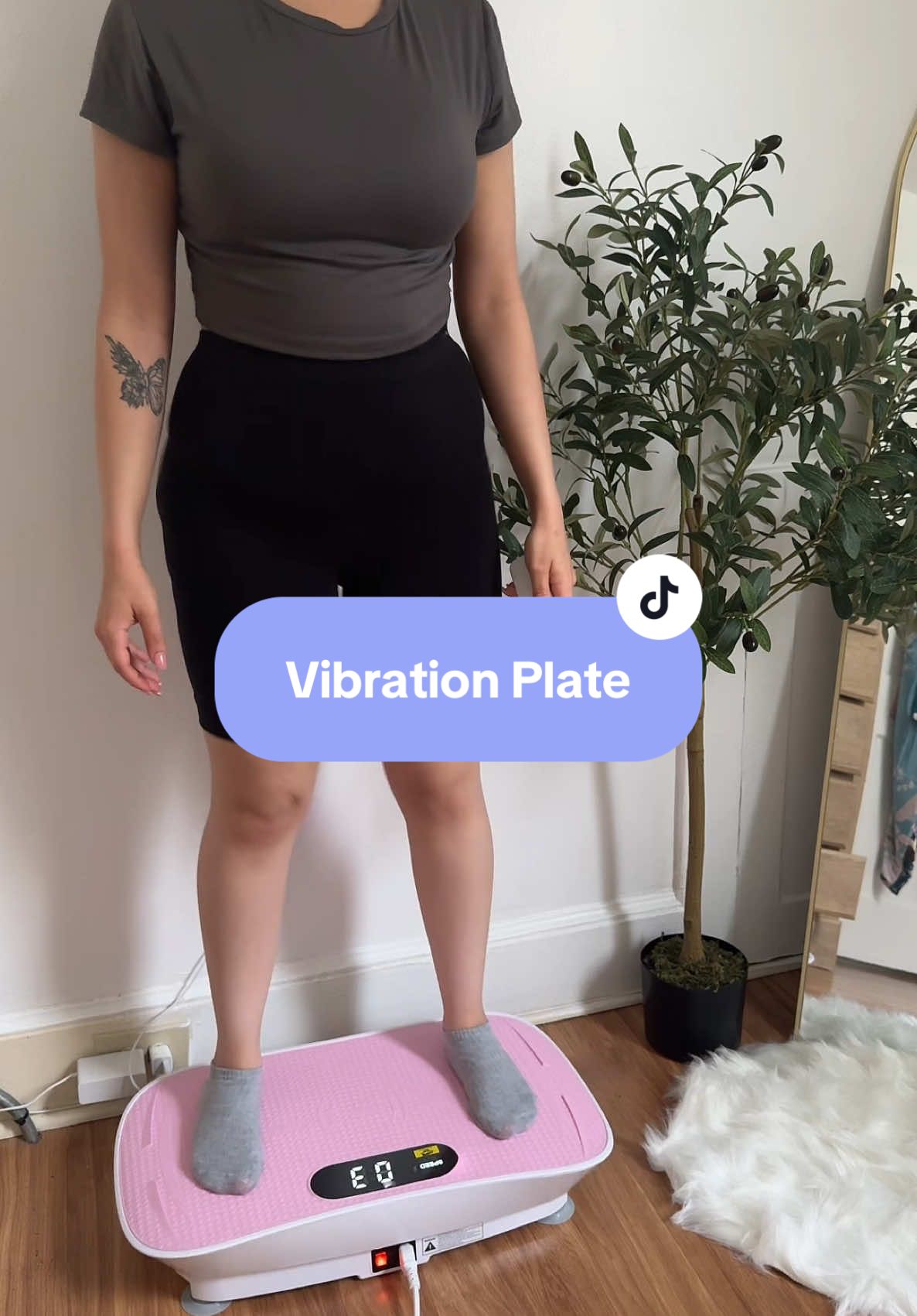Just 10 minutes a day on this vibration plate = tighter abs, better circulation & less bloat. #vibrationplate   #homeworkout  #WeightLossJourney #fitnesshack  #bodytoning 