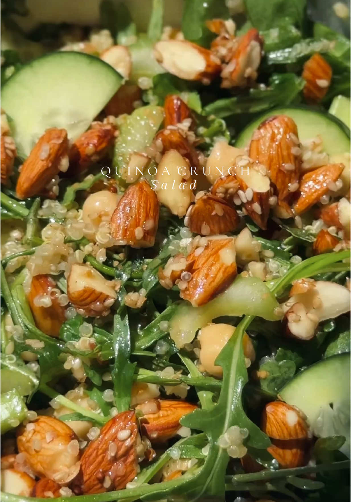 Una ensalada deli para agregar a su menú semanal! Le pueden poner pollo o salmón y queda buenisima.  Ingredientes: • una taza de quinoa cocida  • arúgula • espinaca  • 1/2 taza de garbanzos cocidos  • un pepino rebanado  • apio  • 3/4 taza de almendras  • 2 cdas de miel de abeja pura  • 1 cda aceite de coco o aceite de oliva  • 2 cdas de ajonjolí blanco  Para la vinagreta: - 1 cda de semillas de mostaza  - 1 cda de aceite de ajonjolí tostado  - 2 cdas de mostaza dijon  - 1/4 taza de aceite de oliva  - 1 cda de soya  - jugo de un limón amarillo  - sal y pimienta al gusto  1. Agrega las almendras troceadas a un sartén bajo fuego medio. Agrega la miel, el aceite y el ajonjolí. Mezcla hasta que las almendras queden bien cubiertas. Deja cocinando 5 minutos, revolviendo seguido y retira del sartén. Extiende las almendras sobre una bandeja y deja enfriar.  2. Rebana el pepino y el apio en medias lunas. Agrega la arúgula y la espinaca a una ensaladera. Arriba el apio, el pepino y los garbanzos.  3. Agrega la quinoa cocida y las almendras caramelizadas con ajonjolí.  4. Prepara el aderezo combinando todos los ingredientes con un tenedor.  5. Vacía el aderezo sobre la ensalada y mezcla todo junto. Sirve al momento.  #quinoa #ensalada #crunch #almendra #recetas #recetafacil #comidacaser #Summer #salad #recetasana