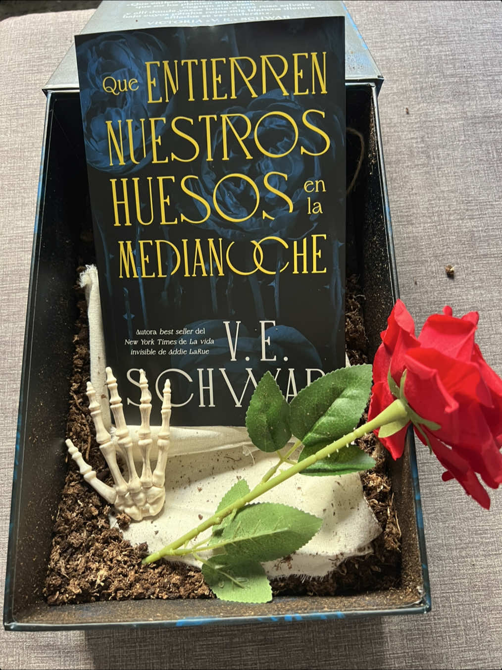 LA emoción de recibir un paquete misterioso con la nueva novela de una de mis autoras favoritas!!! Les dejo la sinopsis para que puedan conocer un poco más de qué se trata esta y me voy ya mismo a empezarlo!!!!! V.E. Schwab nos vuelve a conquistar con una historia tan poderosa e inolvidable como La vida invisible de Addie LaRue. Una lectura que desafía todos los géneros y explora la inmortalidad y el hambre de una manera completamente nueva. ***PRIMERA EDICIÓN LIMITADA EN TAPA DURA CON CANTOS Y GUARDAS ILUSTRADAS CON ARTE ORIGINAL DE INMA MOYA*** Una historia sobre la vida: sobre cómo termina y cómo empieza Una historia sobre el hambre. 1532, Santo Domingo de la Calzada. Mientras crece, María se vuelve rebelde y astuta; lo único que supera su belleza es su necesidad de huir. Sin embargo, sabe que solo puede ser un premio o un peón en los juegos de los hombres. Cuando una desconocida fascinante le ofrece un camino distinto, María toma una decisión desesperada y jura no arrepentirse jamás. Una historia sobre el amor. 1827, Londres. Charlotte tiene una vida idílica pero recluida en la hacienda de su familia hasta que, por culpa de un instante íntimo y prohibido, la envían a Londres. Con un corazón tierno y unos sueños, que en principio parecen imposibles, se queda embelesada ante la invitación de una hermosa viuda; sin embargo, el precio de la libertad es mucho más alto de lo que podría haberse imaginado. Una historia sobre la rabia. 2019, Boston. Se suponía que la universidad era una oportunidad para empezar de cero. Ese fue el motivo por el que Alice se cruzó medio mundo y dejó atrás su antigua vida. Sin embargo, tras un amorío de una noche (algo nada propio de ella), empieza a cuestionarse su pasado, su presente y su futuro, y emprende un viaje en busca de respuestas... y venganza. @UranoArgentina 