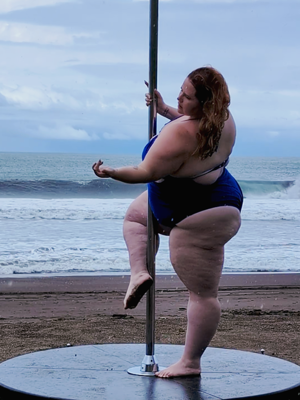 We'll see if I get any salvageable photos #photoshoot #model #plussizefashion #costaricatravel 