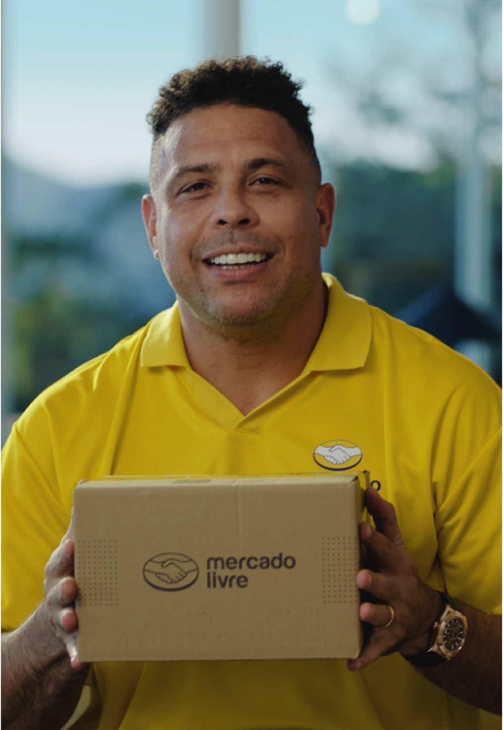 Frete grátis a partir de R$19? É caixa. Corre pro app do Mercado Livre e faça já seu pedido. #DescriçãoDaImagem O vídeo começa com Ronaldo pegando uma caixa do Mercado Livre no ar. O jogador usa uma camisa 9 amarela do Mercado Livre e fala direto para a câmera. Na cena seguinte, vemos Neymar e Ronaldo segurando uma camisa 19 do Mercado Livre e apontando para o número. Ao final, vemos o logo do Mercado Livre junto com o lettering: frete grátis a partir de 19 reais. #MercadoLivre #publi 