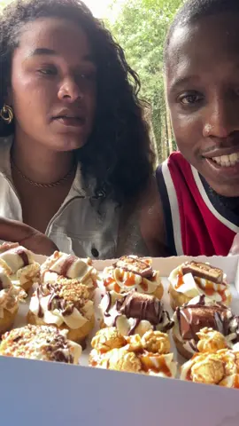 De retour pour une nouvelle dégustation part 1 avec @Aurelie Gerstenmaier de la box spécial fête des pères avec les délicieux mini cupcakes de @Tdy’s cupcake . #pourtoii #degustation #cupcakes #antilles #drole_videos #viralvideos #971 #972#973 #nourriture #fyp