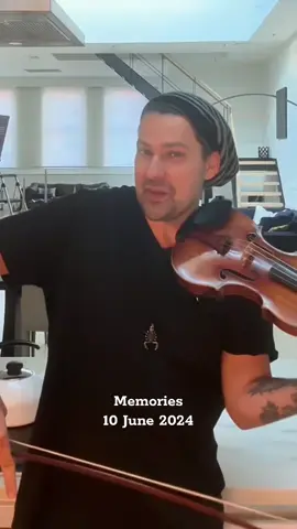 Explaining how I recorded several loops in „Shape of you - David Garrett Edition“. This song from my album Millennium Symphony was released 1 year ago  #erinnerung #memories #davidgarrett #millenniumsymphony 
