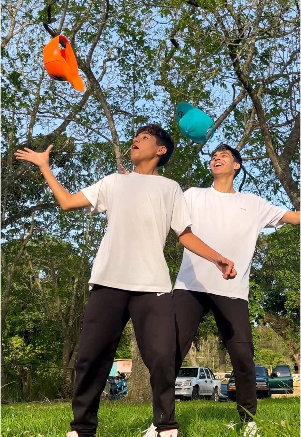 Nos costó agarrar la gorra 😅❤️ Que buen ritmo🔥 Todavía @Luandi.cl 🎶 #paratiiiiiiiiiiiiiiiiiiiiiiiiiiiiiii #venezolanos #rodrigoycristopher #baile #trend #dancer #bailarines #fyp #fypviral #newtrend 