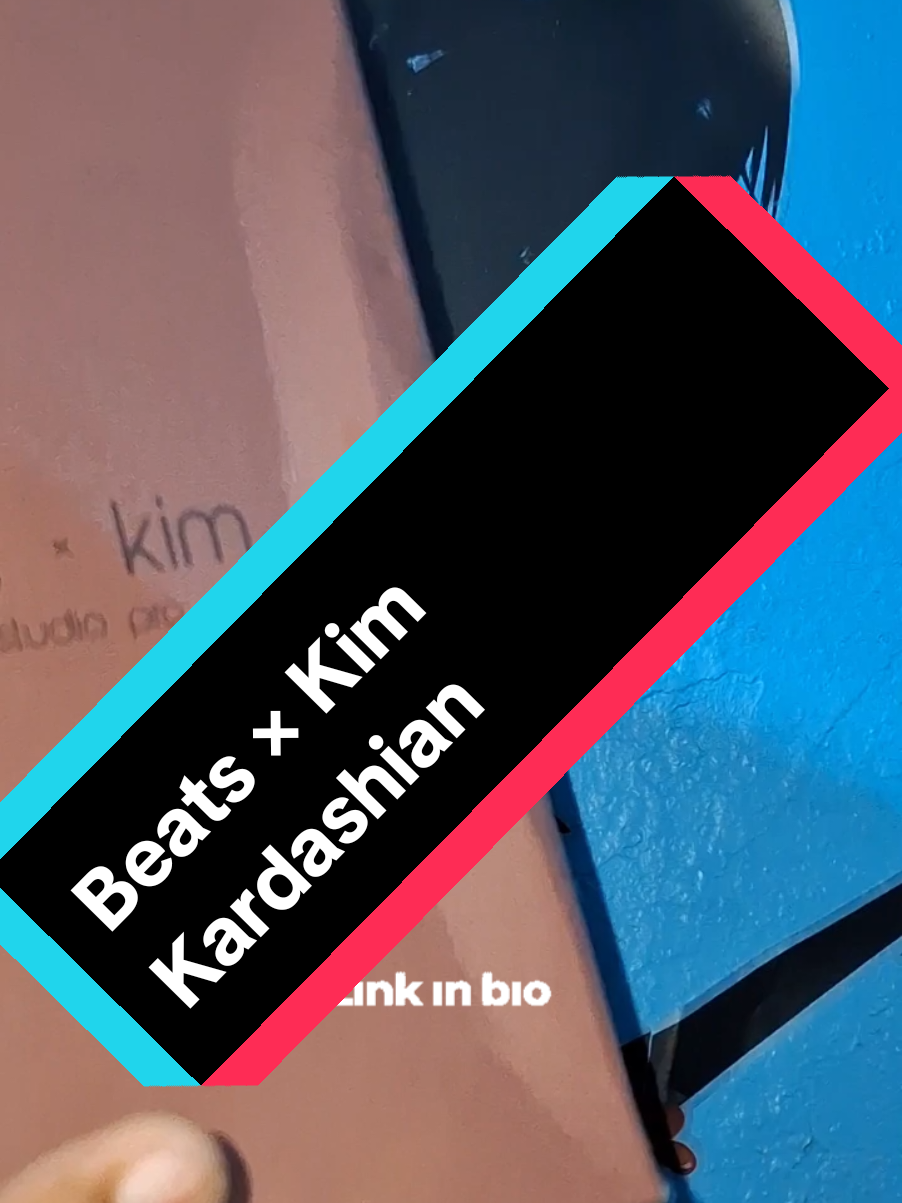 I'm inlove with this!  Link is in my Bi000 if you wanna purchase!  this is the Kim Kardashians Beats from over the fence 💋❤️🌸🔥🔥  #CapCut #fencefind #kimkardashian #beats #bluetooth  @tws7766 