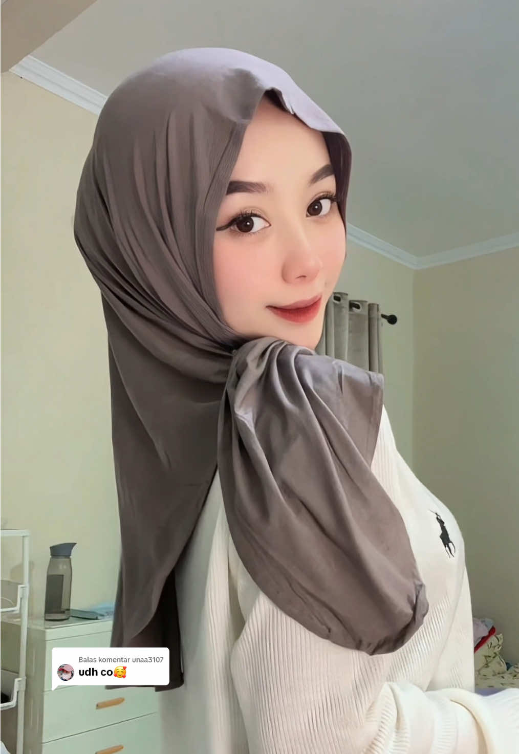 Membalas @unaa3107 #BAGIAN3 Oval tanpa iner warna earth . Nyoba yang ini juga kak .. #pashminakaos #butikaidota #pashminakaosairflow #hijabpashmina #pashminarayoncooltech #pashminameleyot #pashminaviral #pashminakaosoval 