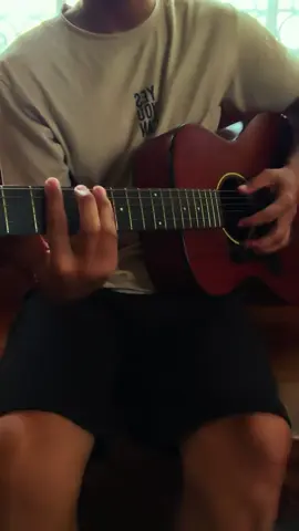 Small, Magaan, Low action, Malakas ang tunog, May sarili na ring tuner. Wag kana mag dalawang isip. Eto na yon. #travelguitar #acousticguitar #djangojr #miniacousticguitar #acousticguitar 