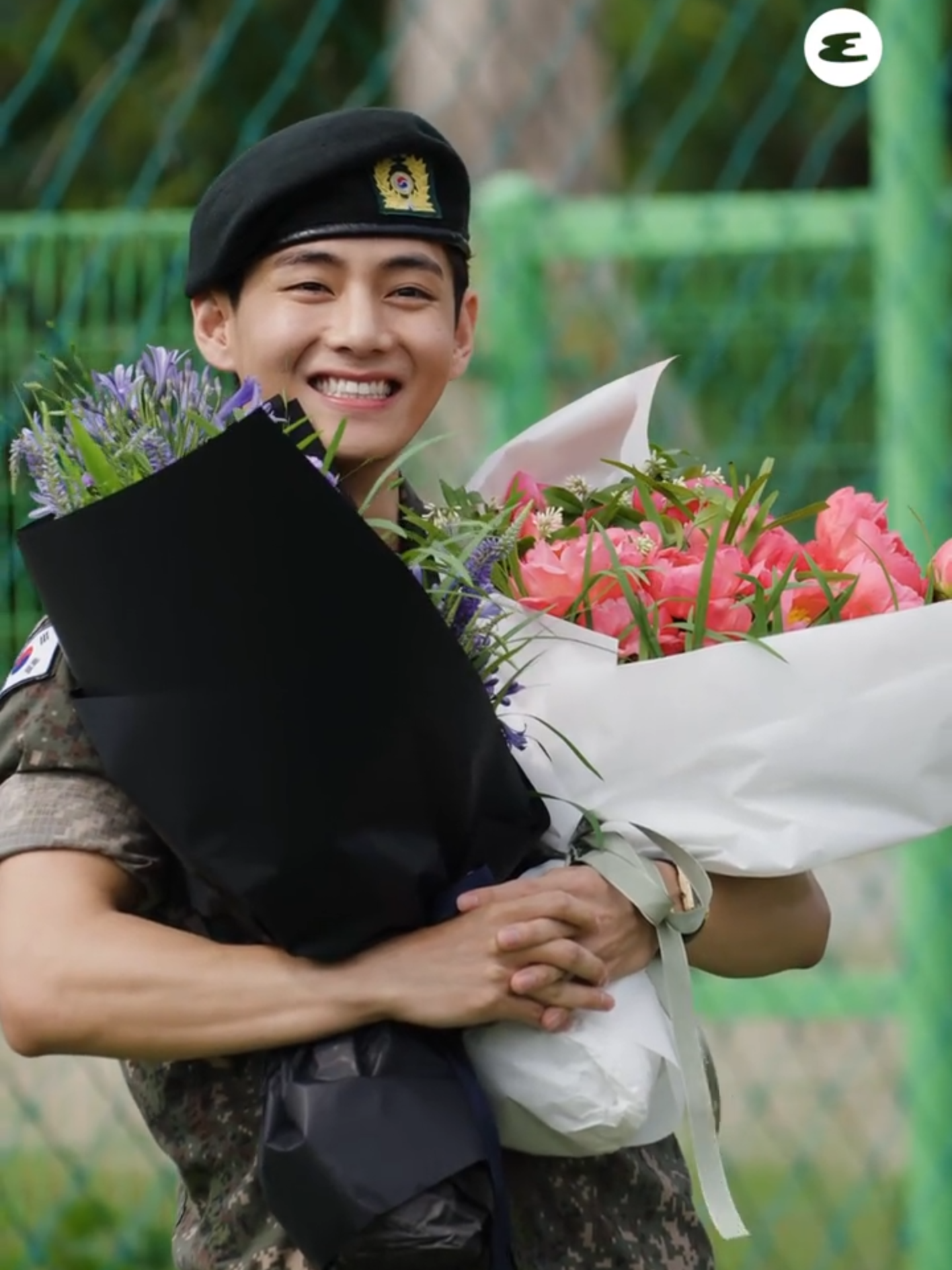 오래 기다렸습니다. 에스콰이어가 제대로 모시겠습니다. BTS의 뷔가 드디어 제대를 명 받았습니다.🫡 같은 날 RM와 함께 제대했으며 내일은 지민과 정국이 차례로 전역할 예정이죠. 이 순간을 오랫동안 기다려온 아미 여러분을 위해, 에스콰이어가 더욱 멋져진 얼굴 천재 뷔의 용안을 직접 담아왔습니다. 꽃신 신은 걸 얼른 여기저기 자랑하고 싶지 않나요? 댓글로 그의 전역을 축하해 주세요!💜 - #방탄소년단 #BTS #V #뷔 #전역 #에스콰이어 #ESQUIREKOREA - Editor 최이수 Videographer 조수빈