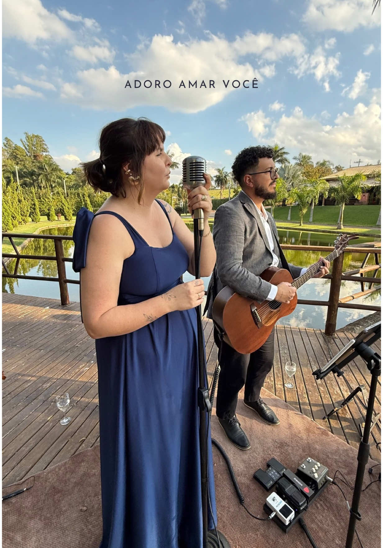 Outra canção linda do cantor Daniel que vai muito bem em Cerimônias de Casamento!! Foi a escolha do casal para a Entrada das Alianças. Mas funciona muito bem para vários outros momentos também. Música: Adoro Amar Você Artista: Daniel Formação Mari e Gu: Trio Melódico: Voz, Violão e Violino Casal: Carolina e Luiz Local: Verdano Eventos Vestido da Mari: Paetê Closet | @paetecloset Violões que o Gu Utiliza: Pepineli Luthier