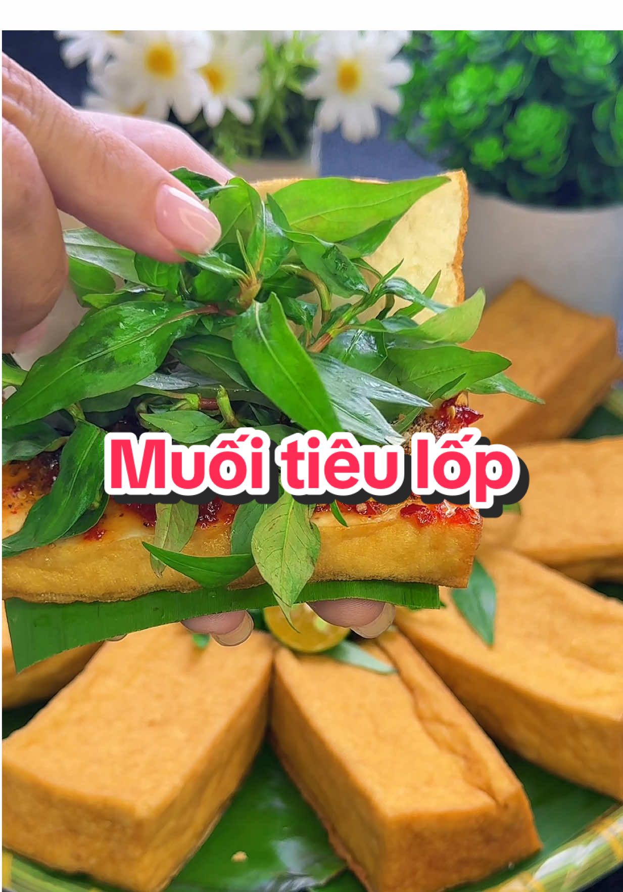 Không biết bố mẹ chồng mà thấy cái cảnh con trai đua hết luong cho vợ mà về vợ chỉ cho ăn mỗi đậu như này thì sẽ như nào ha.                                                 #muoitieulop #muoi #muoitieulopmylinh #muoitieu #anvattiktok #viralvideo #viralvideo #xuhuong #xh #viiral 