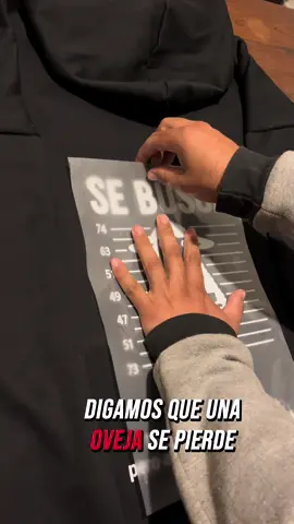 🐑💬 “Dejé las 99 por ti” Este buzo lo dice todo. Porque alguna vez fuiste tú… la oveja perdida. Pero ahora eres testimonio de amor, gracia y redención. ⠀ ✨ Lucas 15:10 — el cielo hizo fiesta por ti 👕 Viste tu fe. Habla sin palabras. #BuzoCristiano #Lucas1510 #ModaCristiana #DiosMeEncontró #CristianosConEstilo #EvangelismoCreativo #SoyLaOvejaPerdida