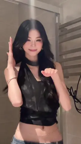 Shake it to the max 🔥🔥 #fyp #trending #viral #douyin #xiaohongshu #chinesegirl #douyin抖音 #chinese #dance #dancechallenge 