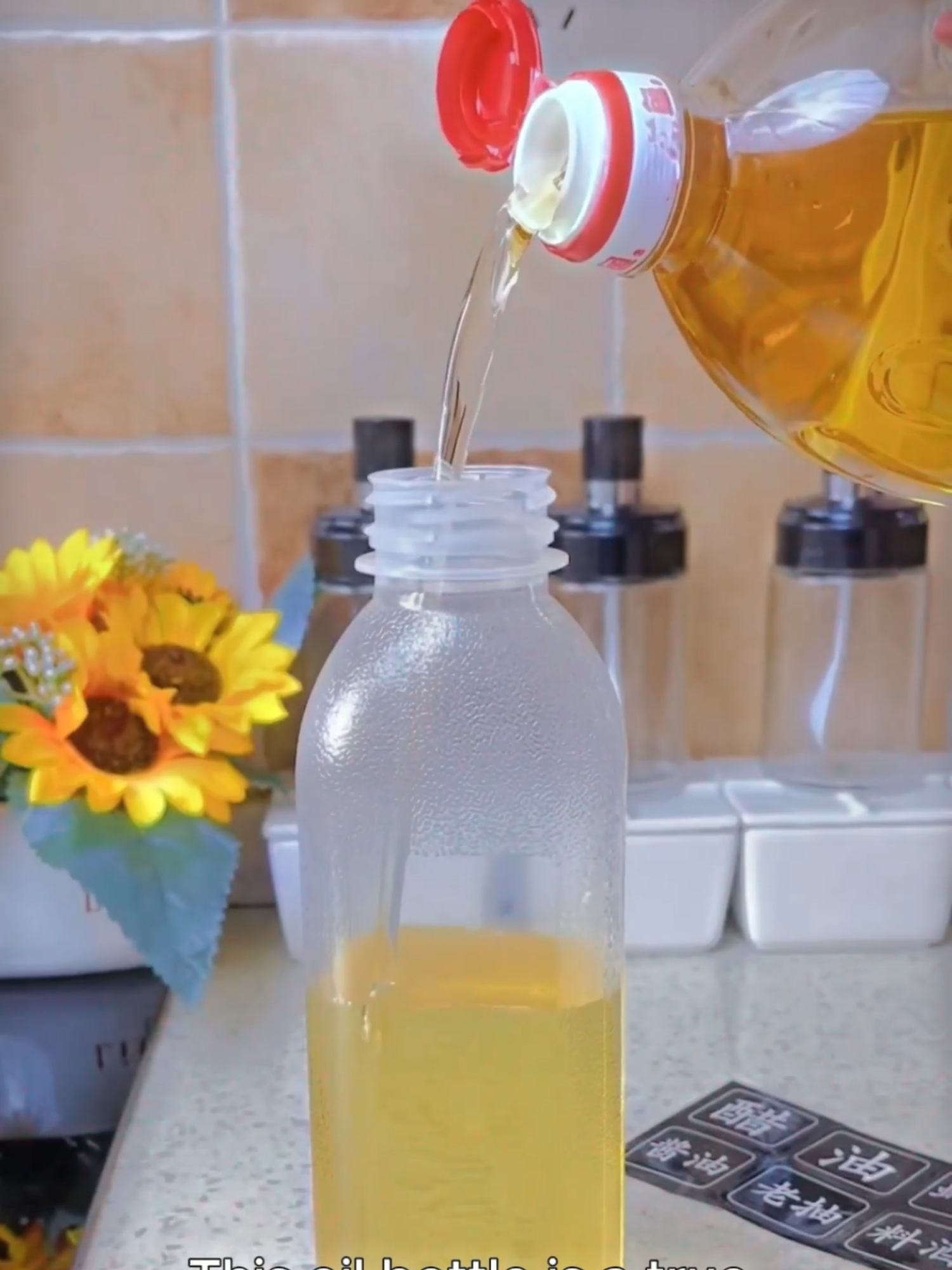 The newly bought oil dispenser at home is so easy to use—heat-resistant, made of safe PP material, with a wide mouth for easy refilling. No more worries about pouring too much oil! Stock up a few to store all kinds of liquid condiments at home. #OilDispenser #OilBottle#viraltiktok #fypシ゚ #fyp