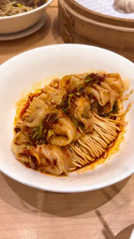 Our fav in DTF. Dry noodles with Spicy shrimp & pork wontons. Yes po, masarap! 🫶🏻 #dintaifung #noodles #wontons #spicynoodles 