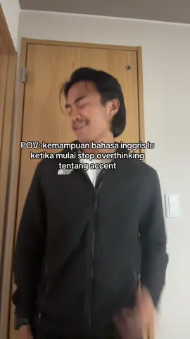 native speaker biasanya lebih memaafkan perihal aksen dan grammar yang tidak sempurna